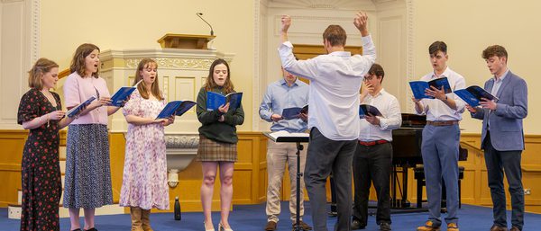 The Young Singers sing with Gregory Batsleer directing