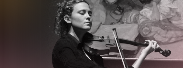 Lorenza Borrani plays the violin with an renaissance style painitng behind her.