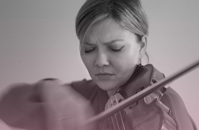 Alina Ibragimova playsd the violin