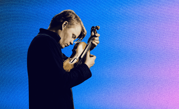 Pekka Kuusisto gently strumming his violin with eyes closed, set against a gradient background of blue, pink, and orange waves.