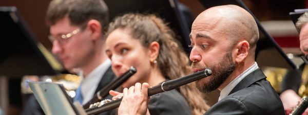 André Cebrián and Marta Gómez play the flute sitting in the SCO desks