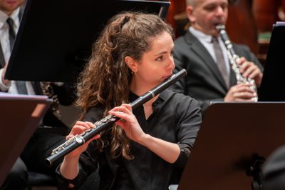 Marta Gómez plays the flute among the SCO desks